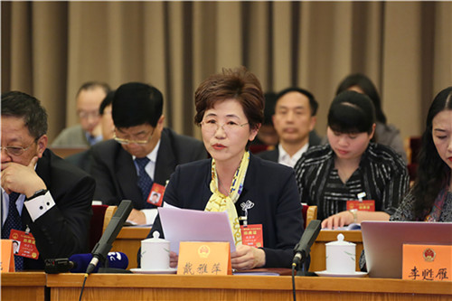 全國(guó)人大代表戴雅萍再次因“校園新風(fēng)”火了