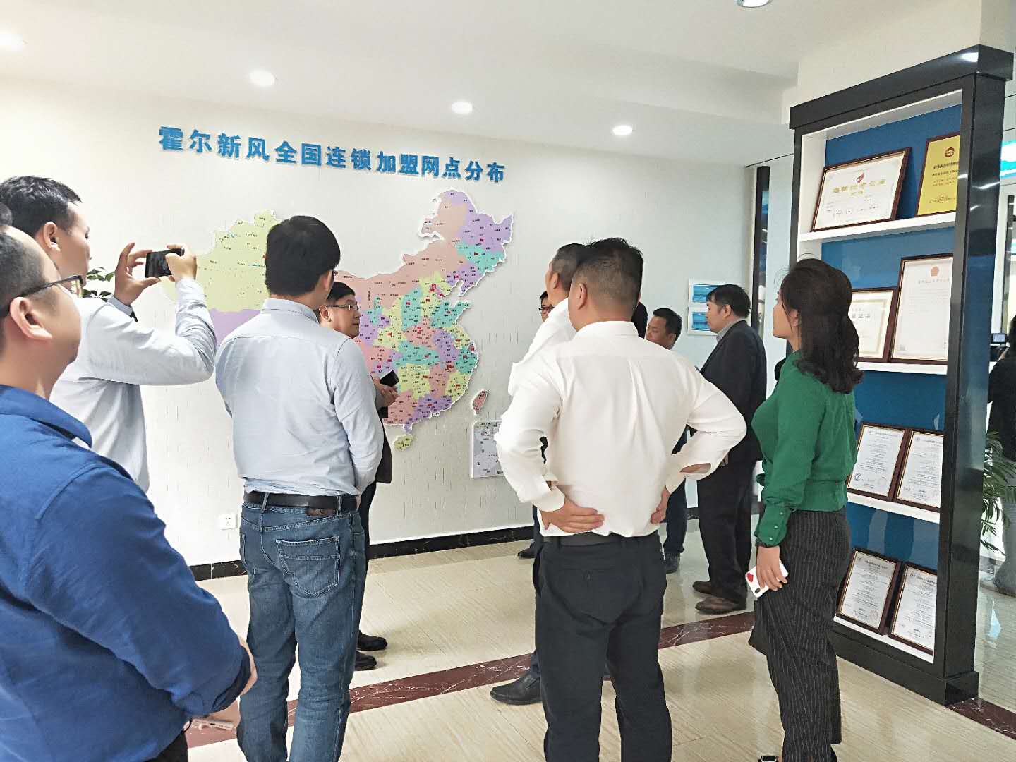 小米公司、金山集團(tuán)高管及赤壁市政府領(lǐng)導(dǎo)一行來我司產(chǎn)業(yè)園參觀考察